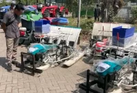 Penyerahkan bantuan di Balai Penyuluh Pertanian Karangan, Kamis (15/10/2026).