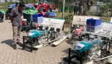 Penyerahkan bantuan di Balai Penyuluh Pertanian Karangan, Kamis (15/10/2026).