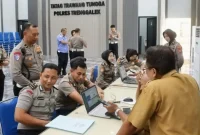 Personel Polres Trenggalek ikuti pendampingan aktivasi Identitas Kependudukan Digital (IKD) yang dilakukan oleh Dispendukcapil. (Humas Polres Trenggalek).