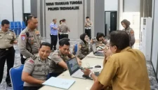 Personel Polres Trenggalek ikuti pendampingan aktivasi Identitas Kependudukan Digital (IKD) yang dilakukan oleh Dispendukcapil. (Humas Polres Trenggalek).