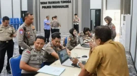 Personel Polres Trenggalek ikuti pendampingan aktivasi Identitas Kependudukan Digital (IKD) yang dilakukan oleh Dispendukcapil. (Humas Polres Trenggalek).