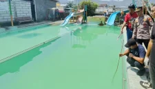 Pihak kepolisian dari Polsek Watulimo olah TKP di kolam renang