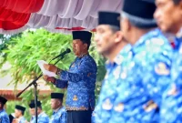 Pj Sekda Trenggalek ST. Triadi Admono pimpin upacara Hari Jadi Jatim ke-81 di halaman Pendopo Manggala Praja Nugraha, Senin (12/10/2026).