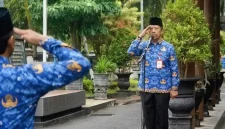 Pj Sekda Trenggalek, Triadi Admono pimpin upacara Peringatan Hari Sumpah Pemuda ke-98 di halaman Kantor Sekretariat Daerah. (Foto: Prokopim TGX)