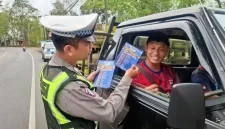 Anggota Satlantas Polres Trenggalek bagikan pamflet Operasi Patuh Semeru kepada pengguna jalan.