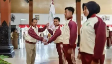 Pj. Sekda Trenggalek Triadi Admono serahkan pataka sebagai simbol pemberangkatan atlet ke POPDA XV