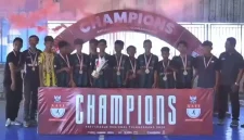 Pemain dan tim pelatih D’SON Futsal Academy Trenggalek berfoto bersama trofi dan medali setelah menjuarai AAFI League KU-13 Regional Tulungagung 2026.