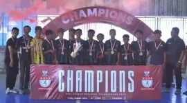 Pemain dan tim pelatih D’SON Futsal Academy Trenggalek berfoto bersama trofi dan medali setelah menjuarai AAFI League KU-13 Regional Tulungagung 2026.