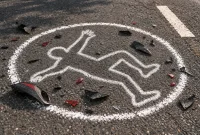 Ilustrasi kecelakaan lalu lintas dengan garis tubuh dan serpihan bodi motor di atas aspal.