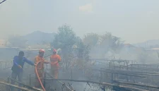 Petugas Damkar menangani kebakaran di wilayah Desa Tasikmadu, Kecamatan Watulimo, Trenggalek.