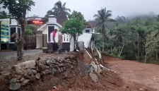 Kondisi pagar dan plengsengan Balai Desa Sobo, Kecamatan Munjungan, Trenggalek, yang mengalami longsor setelah hujan mengguyur wilayah tersebut.