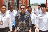 Anggota Ombudsman RI Radian Syam (tengah) bersama Bupati Trenggalek Mochamad Nur Arifin (kanan) dan jajaran pemerintah daerah saat meninjau Sekolah Rakyat Trenggalek, Rabu (14/10/2026).