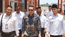 Anggota Ombudsman RI Radian Syam (tengah) bersama Bupati Trenggalek Mochamad Nur Arifin (kanan) dan jajaran pemerintah daerah saat meninjau Sekolah Rakyat Trenggalek, Rabu (14/10/2026).