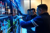 Petugas melakukan pengecekan gerai Sari Jaya di Kelurahan Ngantru, Trenggalek, menyusul aduan masyarakat terkait penjualan minuman keras yang belum dilengkapi izin.