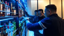 Petugas melakukan pengecekan gerai Sari Jaya di Kelurahan Ngantru, Trenggalek, menyusul aduan masyarakat terkait penjualan minuman keras yang belum dilengkapi izin.