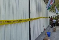 Petugas Satpol PP memasang garis pembatas di gerai minuman beralkohol Sari Jaya, Kelurahan Ngantru, Trenggalek, pada Minggu (11/10/2026), setelah pemeriksaan menemukan persoalan perizinan usaha.