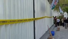 Petugas Satpol PP memasang garis pembatas di gerai minuman beralkohol Sari Jaya, Kelurahan Ngantru, Trenggalek, pada Minggu (11/10/2026), setelah pemeriksaan menemukan persoalan perizinan usaha.