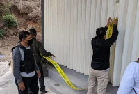 Petugas memasang garis pembatas pada pintu gerai minuman keras Sari Jaya di Kelurahan Ngantru, Kecamatan Trenggalek, saat proses penyegelan oleh Satpol PP.