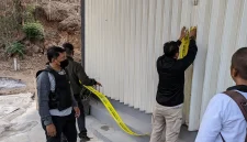 Petugas memasang garis pembatas pada pintu gerai minuman keras Sari Jaya di Kelurahan Ngantru, Kecamatan Trenggalek, saat proses penyegelan oleh Satpol PP.