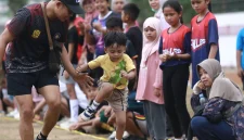 Sejumlah anak mengikuti aktivitas olahraga dengan rintangan dalam roadshow perdana KidsDash Trenggalek 2026, Minggu (25/10/2026), menjelang gelaran utama pada 6 Desember 2026.