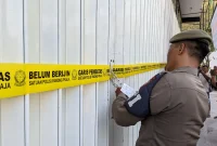 Petugas Satpol PP Kabupaten Trenggalek memasang garis pembatas dan menyegel gerai minuman keras Sari Jaya di Kelurahan Ngantru, Kecamatan Trenggalek.