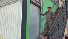 Petugas Satpol PPK Trenggalek memeriksa kondisi pintu gerai miras Sari Jaya di Ruko Jaas, Trenggalek, setelah segel penyegelan ditemukan rusak.